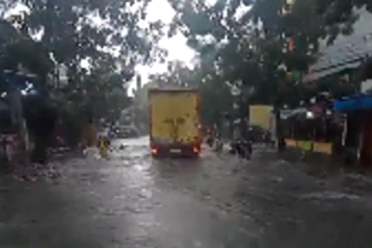 Banjir Rutin Bandung Paksa Pengendara Jalan Alternatif