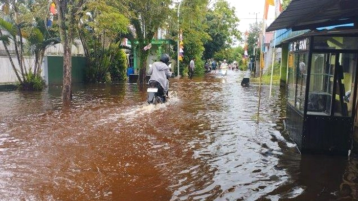Banjir Semarang Barat Hancurkan Rumah, Warga Dukung Bantuan