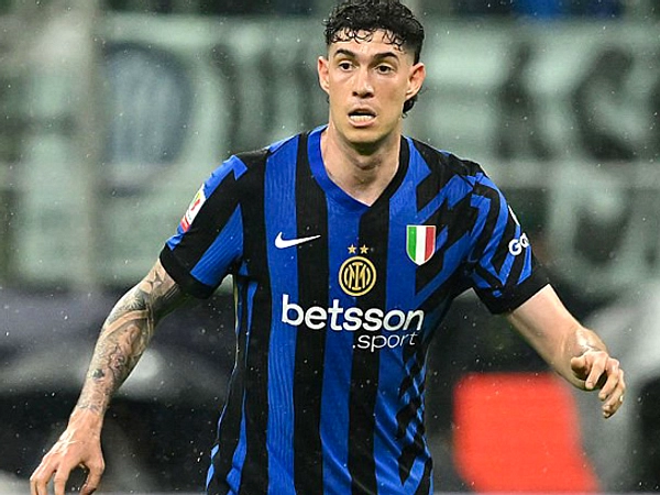 Barcelona Daun Incaran Bastoni, Inter Tetap Tahan 2024