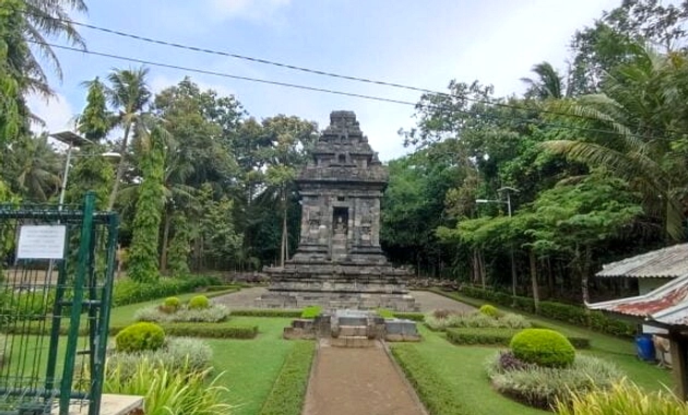 Batu Chattra Ditemukan di Pekarangan Desa Kunden