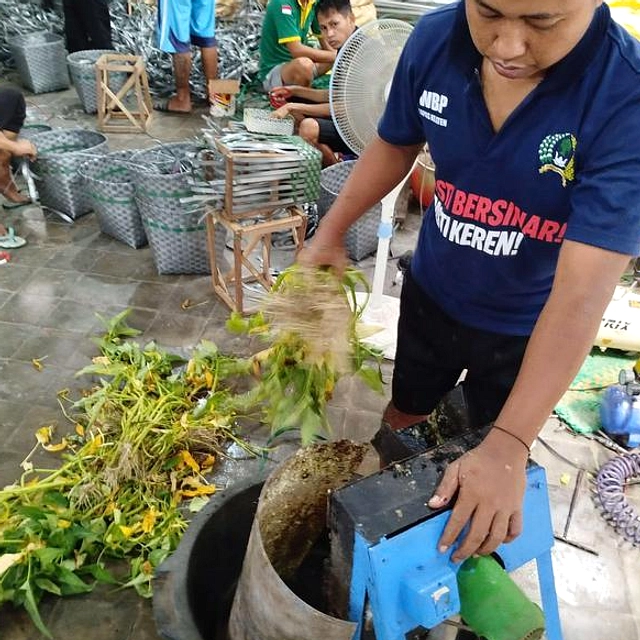 Bau Bulu Ayam Menjerat Tojan, Warga Minta Tutup Segera