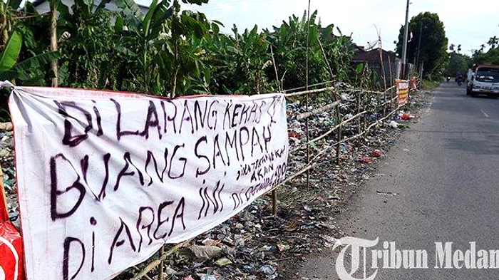 Bau Busuk di Jalan Stasiun Medan, Sampah Menumpuk di Jalan
