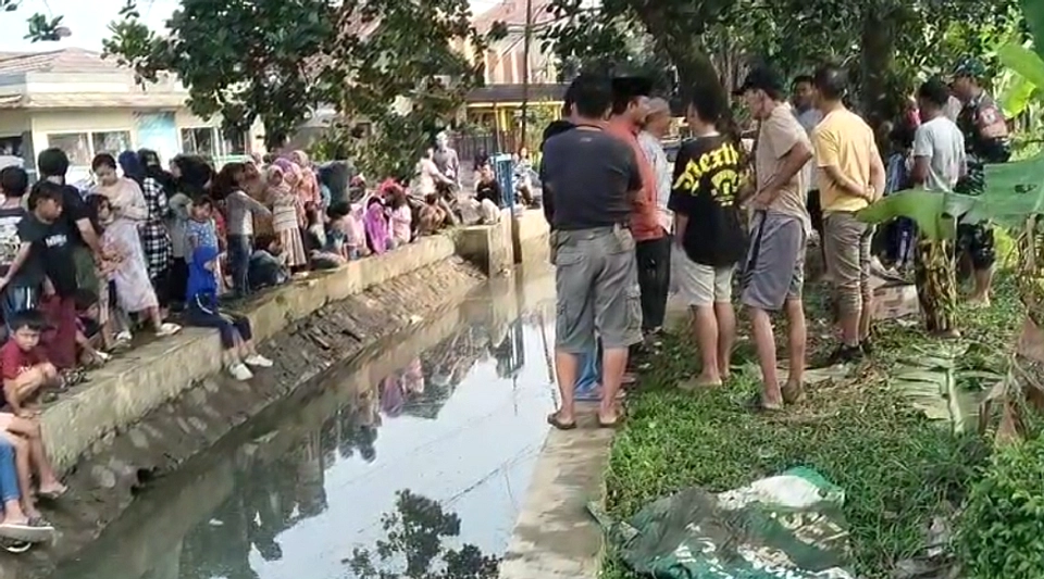 Bayi terbungkus karung ditemukan di tepi sungai Ciburial