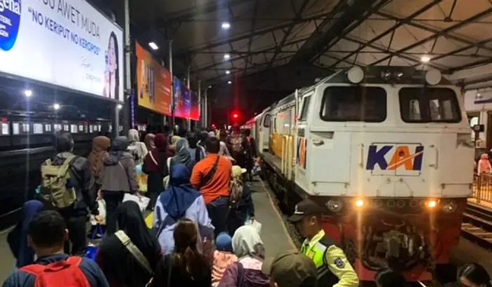 Bekasi Timur: Tabrakan KRL dan KA Argo Bromo Anggrek Korban
