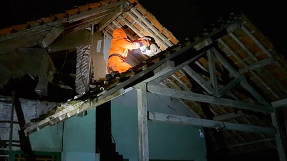 Belasan Ribuan Kelelawar Diatap Tasikmalaya, Damkar Evakuasi