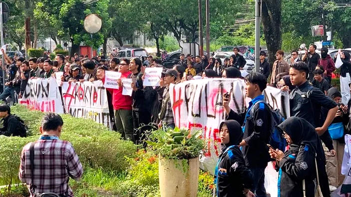 BEM Solo Raya Demonstrasi di DPRD Solo, Aksi Berakhir Damai