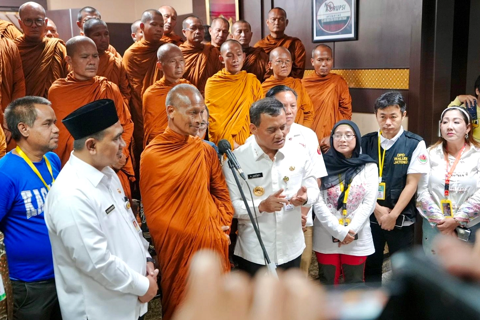 Biksu 16 Orang Tiba di Semarang, Temui Wakil Gubernur Jateng