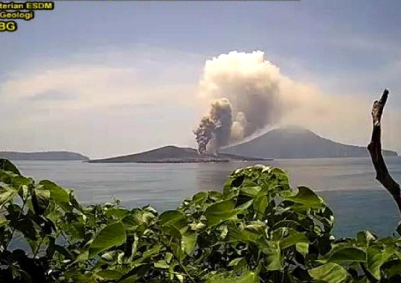 BMKG Pantau Muka Air Laut Akibat Erupsi Gunung Anak Krakatau