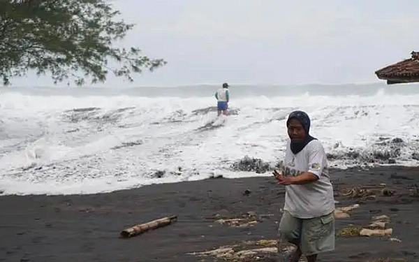 BMKG Peringatkan Gelombang Tinggi di Laut Selatan Jateng