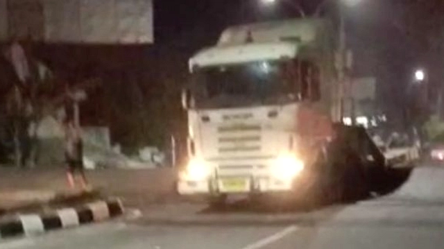 BonCengan Motor Jatuh, Tertabrak Truk Tronton, Wanita Tewas