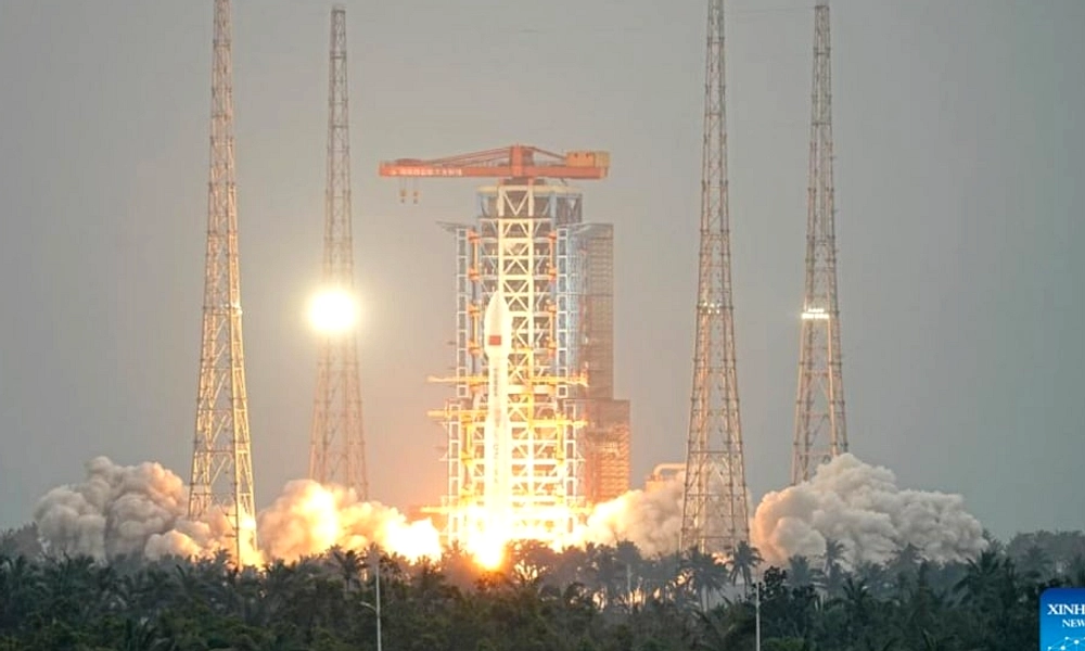 Booster Long March-10B Mendarat di Jaring, China Cetak Sejarah