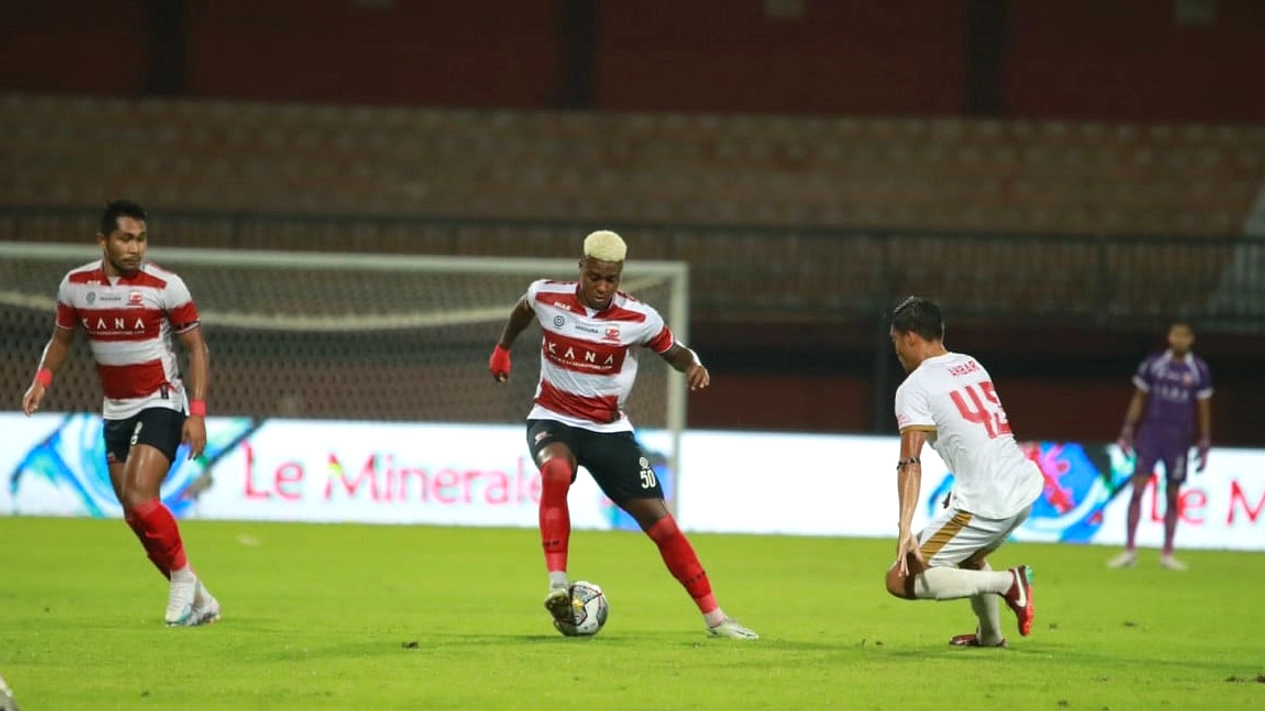 Borneo FC Kalahkan Madura 3-1, Rakhmad Tertekan di Stadion