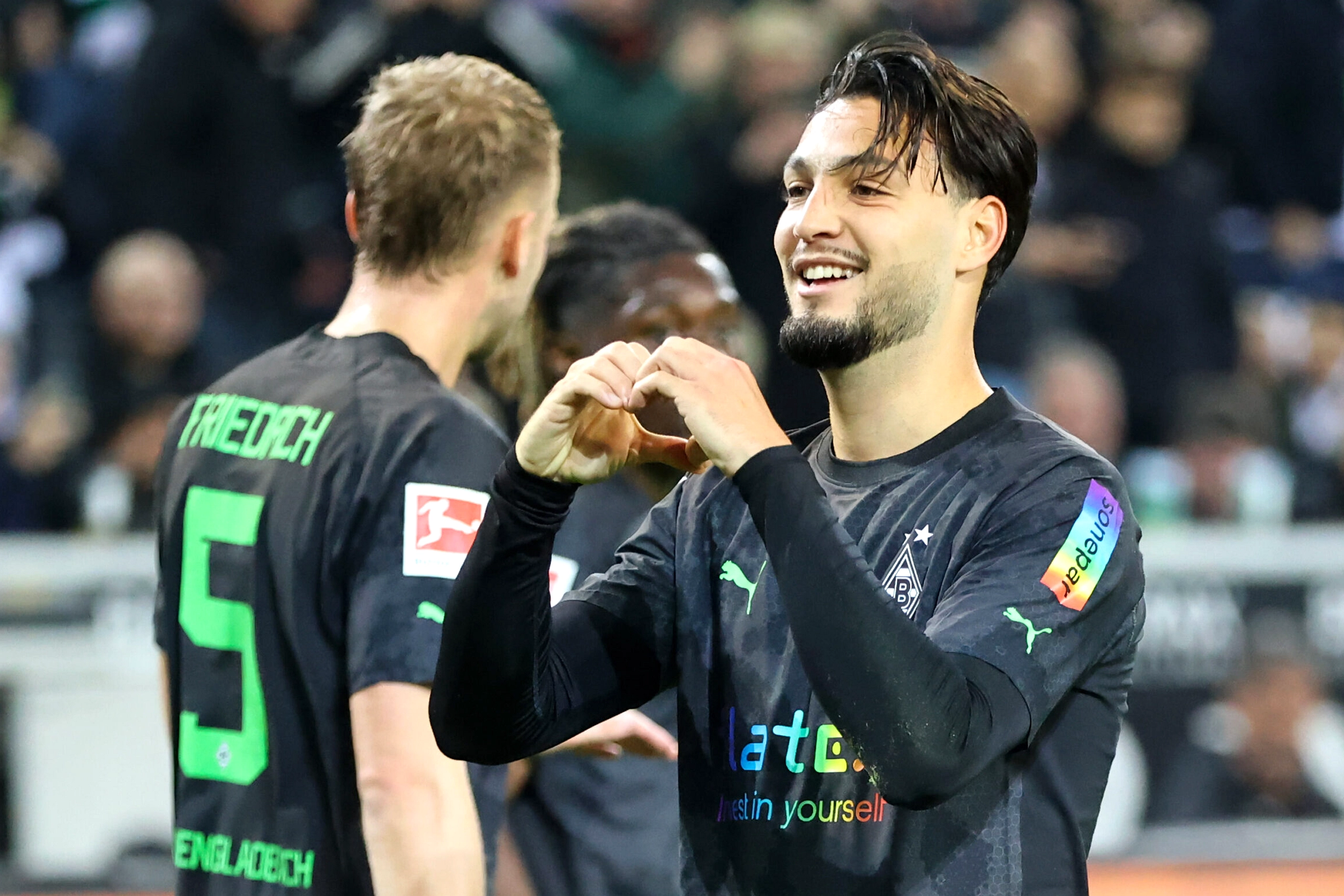 Borussia Dortmund Balik Lagi, Kalahkan Hamburg 3-2 di Signal