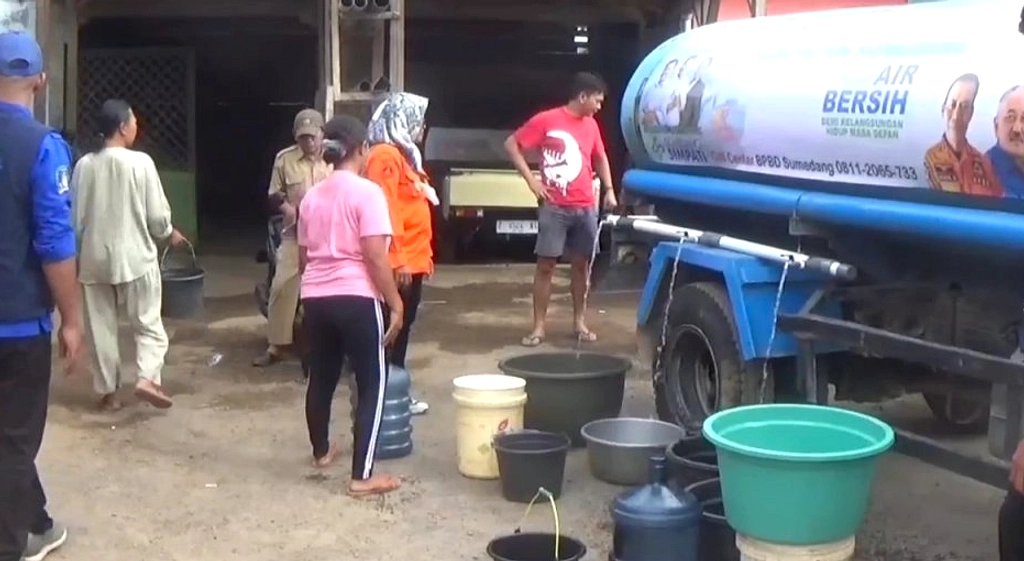BPBD Sumedang Salurkan 5.000 Liter Air ke Dusun Cikaramas