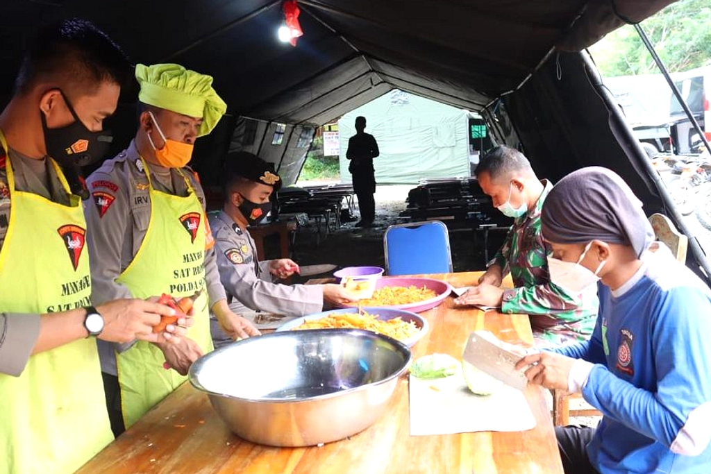 Brimob Kirim Mobil Air Bersih dan Dapur Lapangan ke Sigi