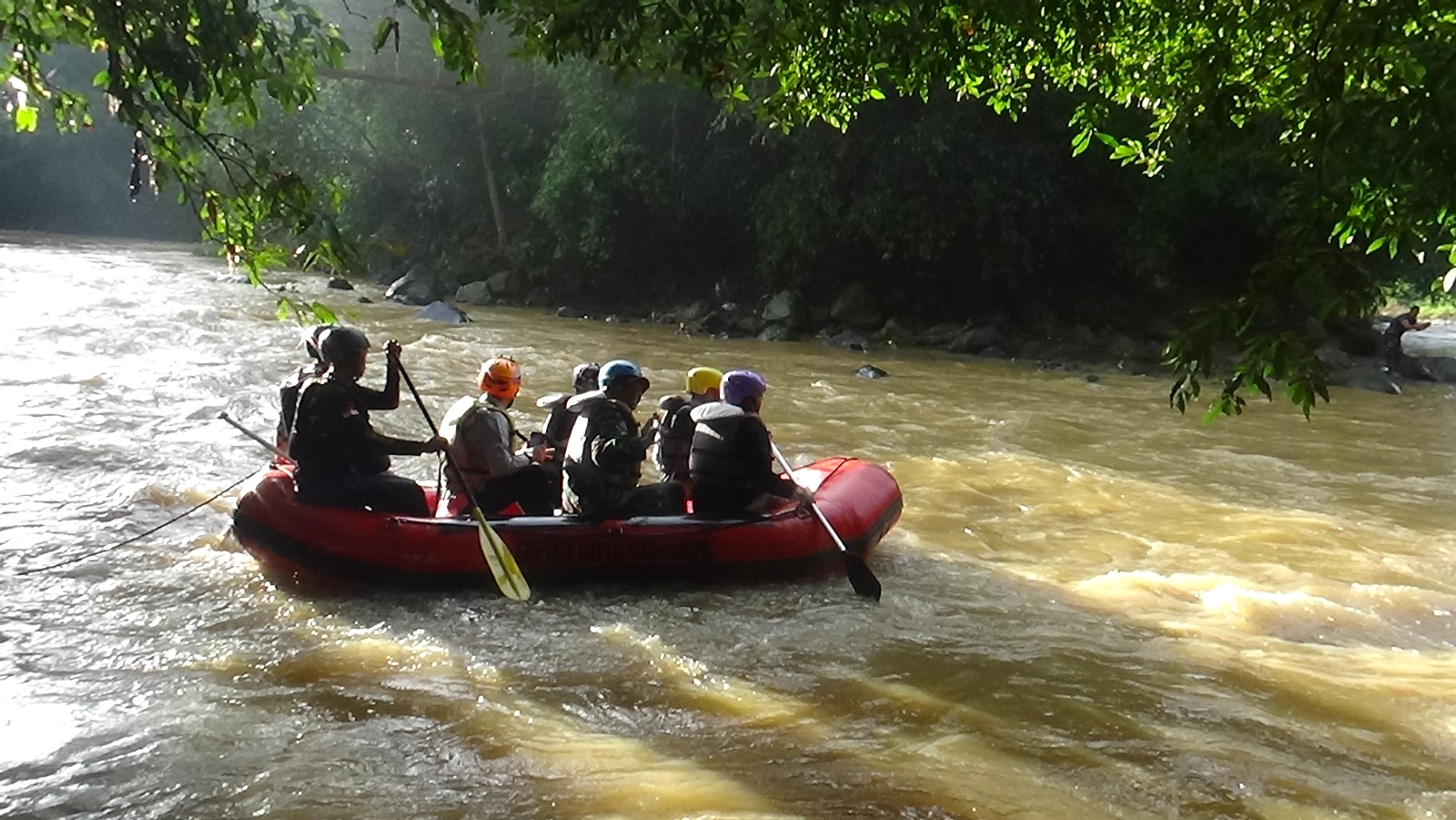 Buaya 4 Meter Melintas Sungai Cimandiri, Warga Waspada