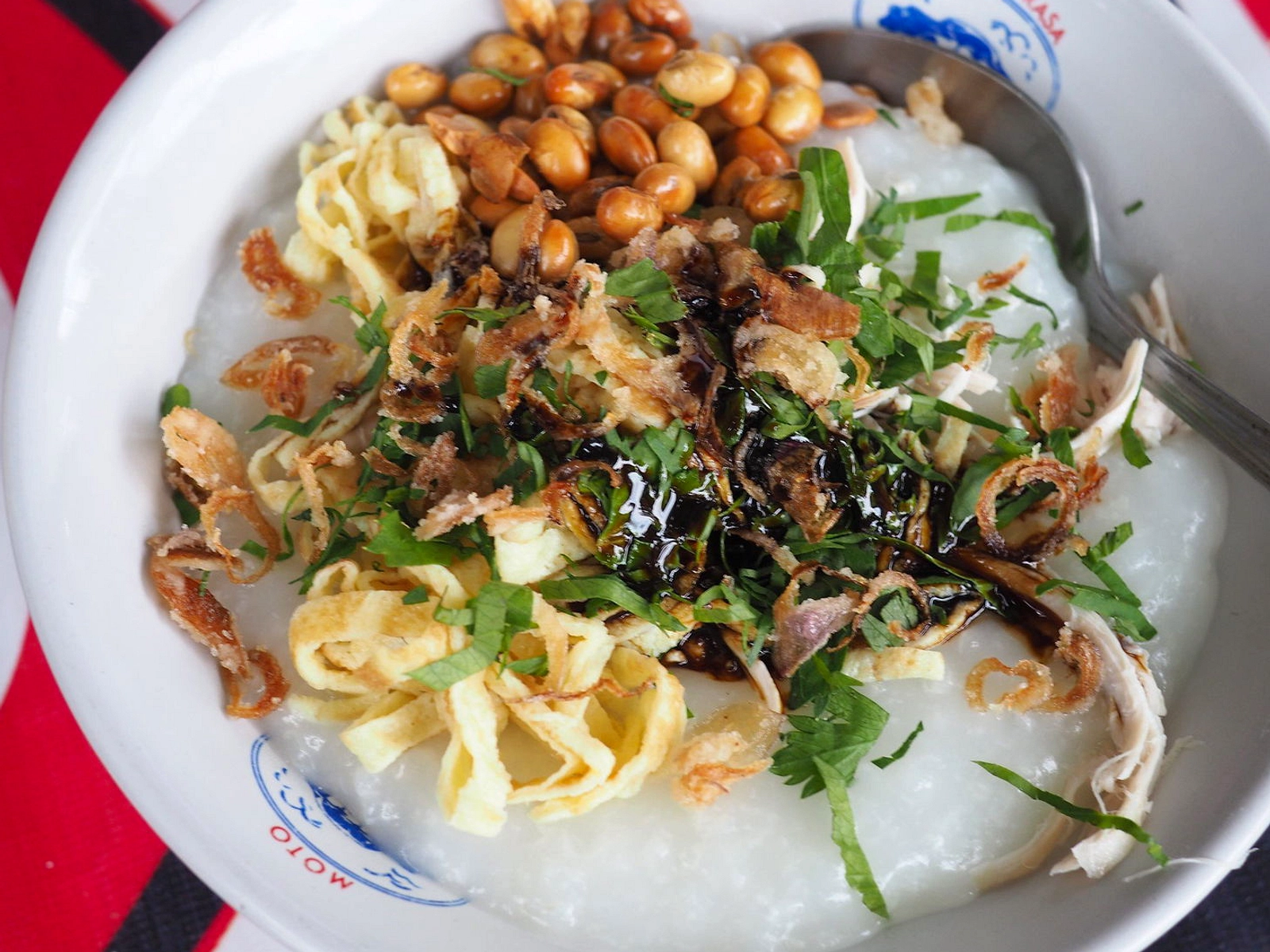 Bubur Ayam Bandung: Rasa Lembut, Kaldu Pekat, Cakue Kenyal