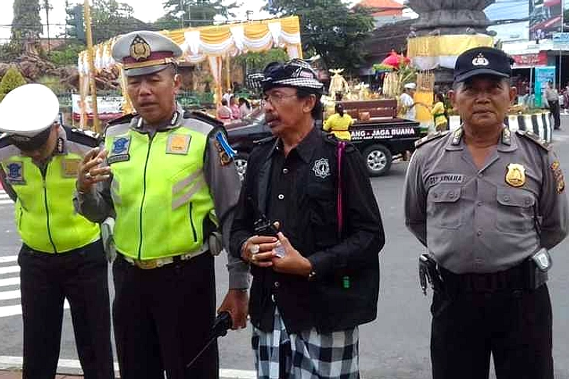 Bule AS Ditangkap Pecalang Saat Berkeliaran di Jalan Sukawati