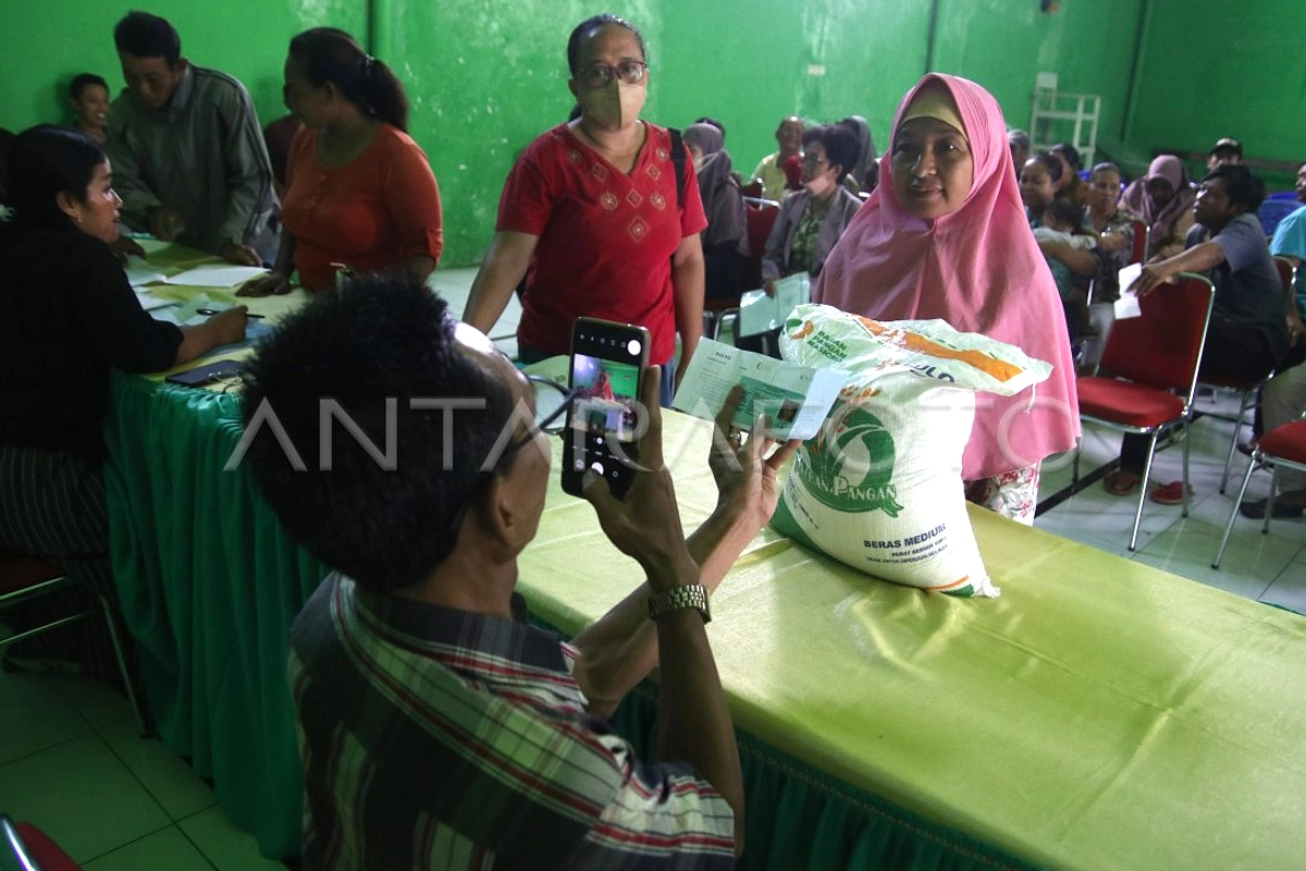 Bulog Serahkan 20 kg Beras & 4 L Minyak di Bantar Gebang