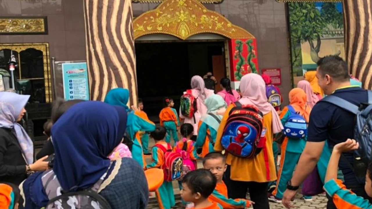Bulog Sumsel Babel Edukasi Siswa di Gudang Beras Sukamaju