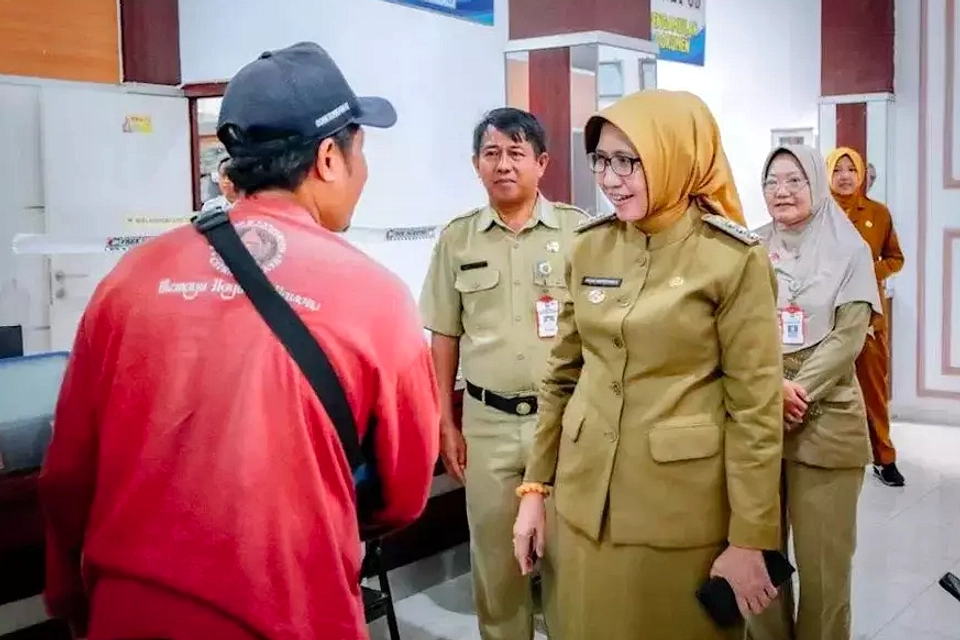 Bupati Lumajang Pakai Motor, Hentikan Mobil Dinas untuk Hemat