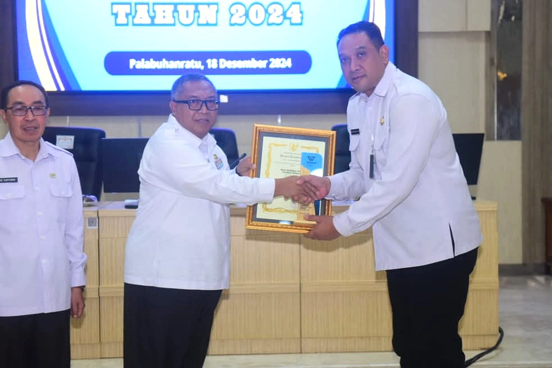 Bupati Sukabumi Serah Kearsipan Bapenda Juara 2 Trofi