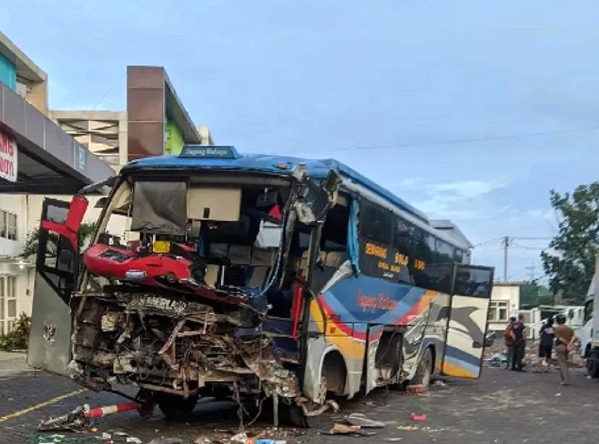 Bus Sugeng Rahayu Terguling ke Sungai di Nganjuk