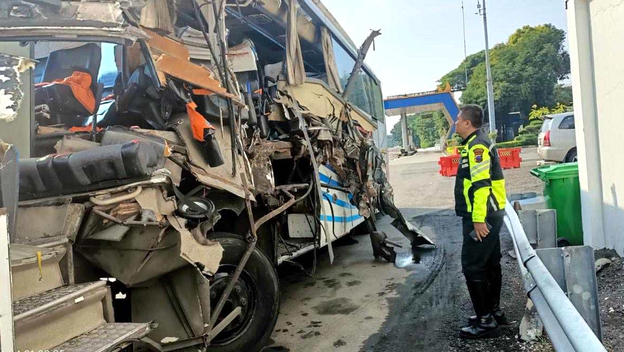 Bus Tabrak Truk di Tol Semarang, Satu Tewas 20 Luka