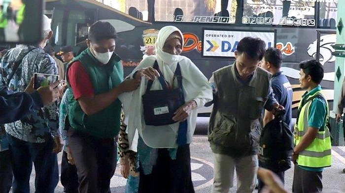 Calon Jemaah Haji Perempuan Lombok Dirujuk RSUD untuk Pemeriksaan