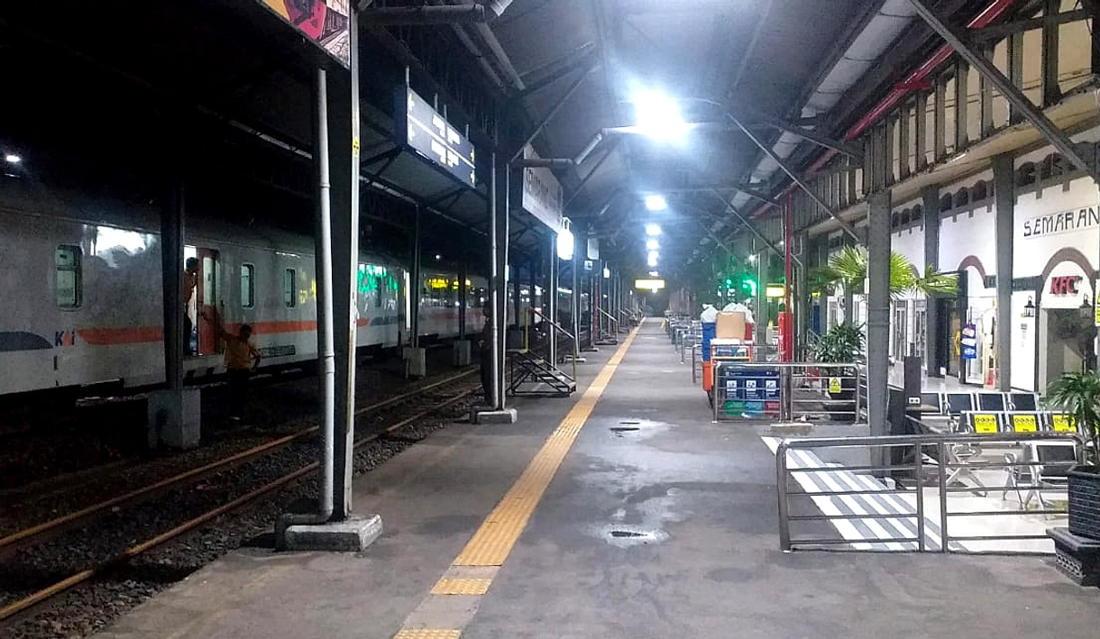 CCTV Tangkap Pencuri Tas di Stasiun Tawang Semarang