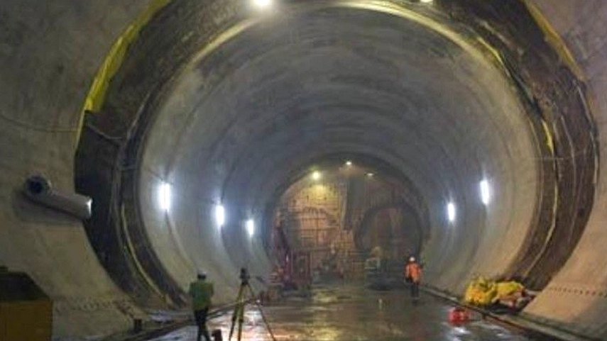 China Buka Terowongan Laut, Kereta Cepat 250 km/jam