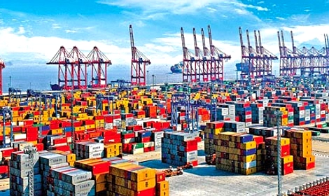 China Luncurkan Kapal Kontainer Listrik Tertinggi Dunia