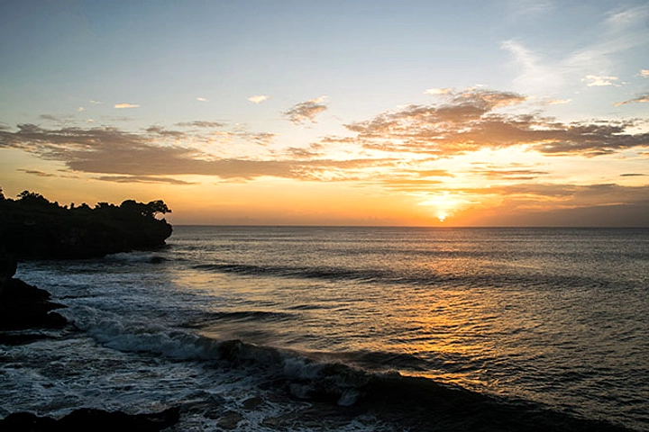 Cliff Jumping Jadi Gaya Hidup Baru Remaja di Bali Pecinta