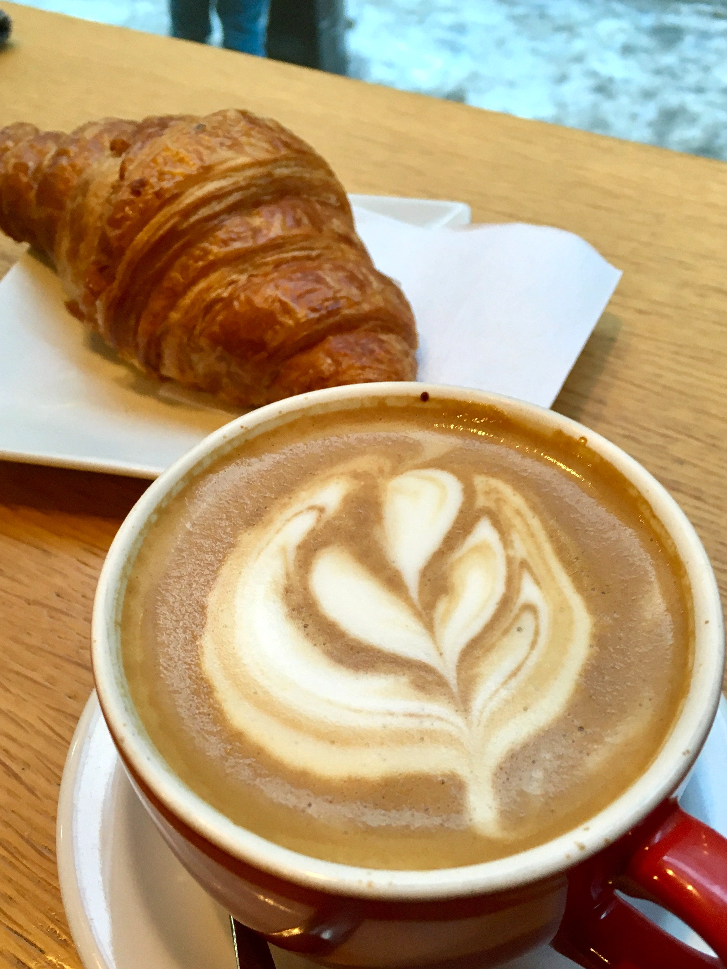 Croissant dan Kopi, Paduan Sempurna yang Bertolak Belakang