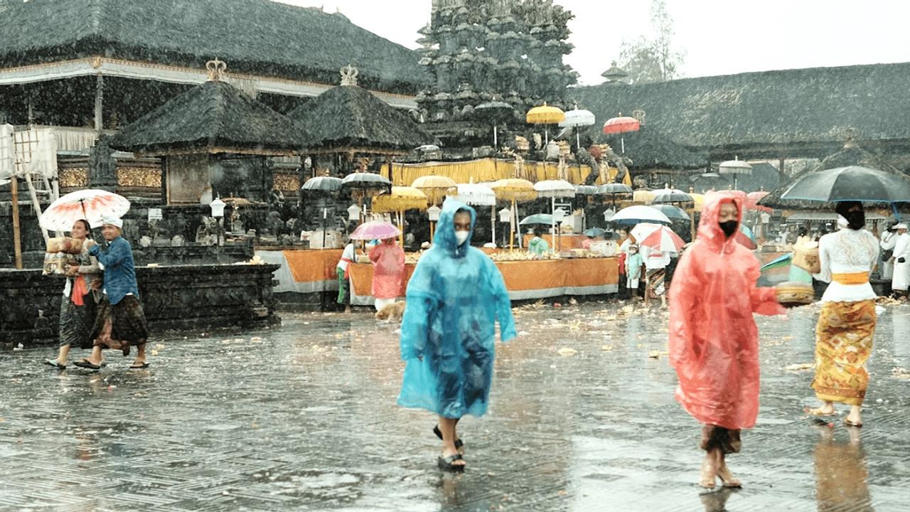 Cuaca Bali 13 Jun: Berawan hingga Hujan Ringan, Suhu 18-30°C