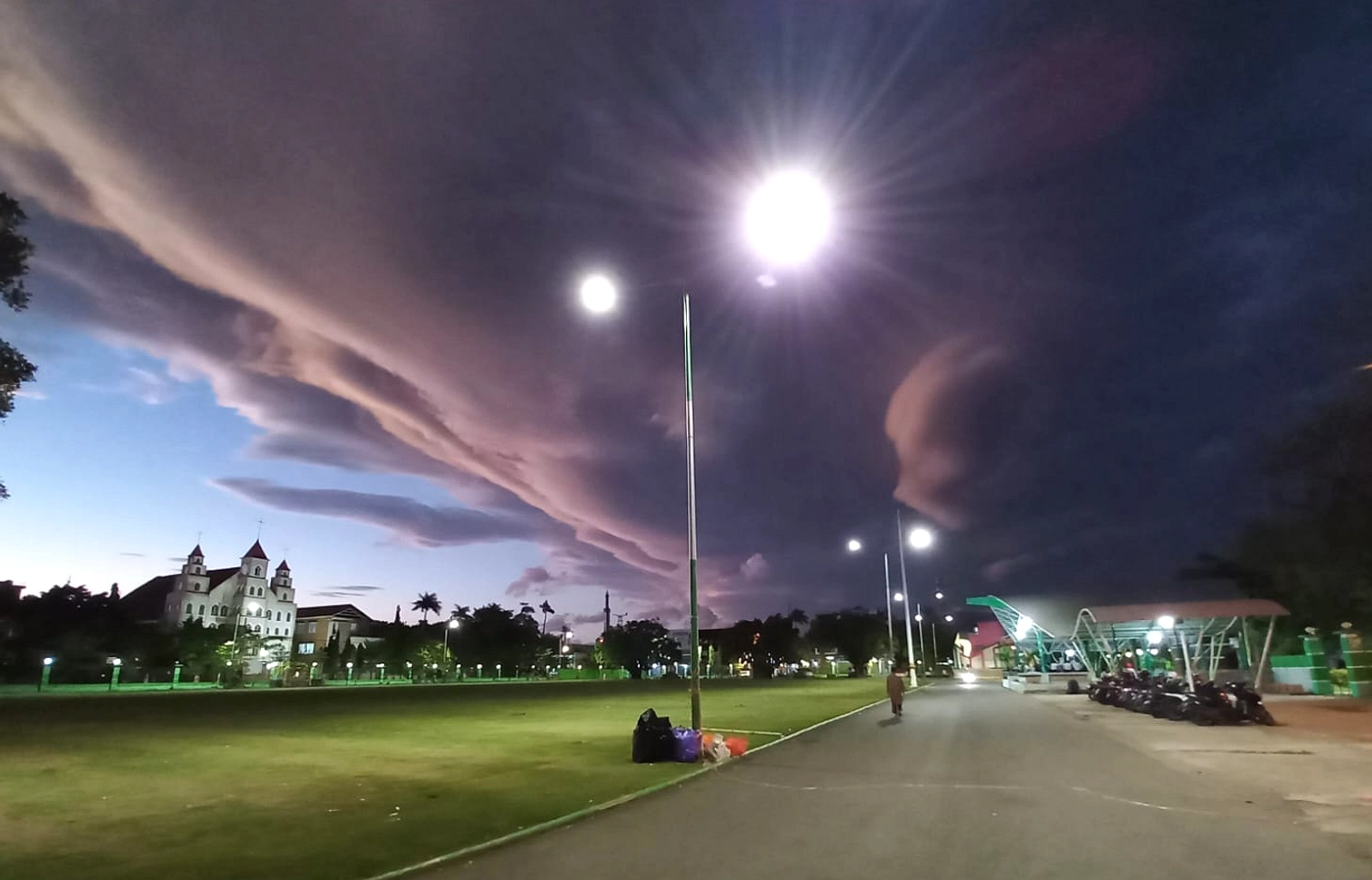 Cuaca Bandung 07 Mei: Awan Tebal, Hujan Ringan, Suhu 20-27 C