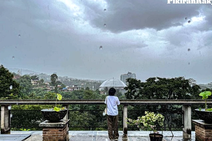 Cuaca Bandung: Hujan Sedang, Suhu Sejuk, Perhatian Jalan