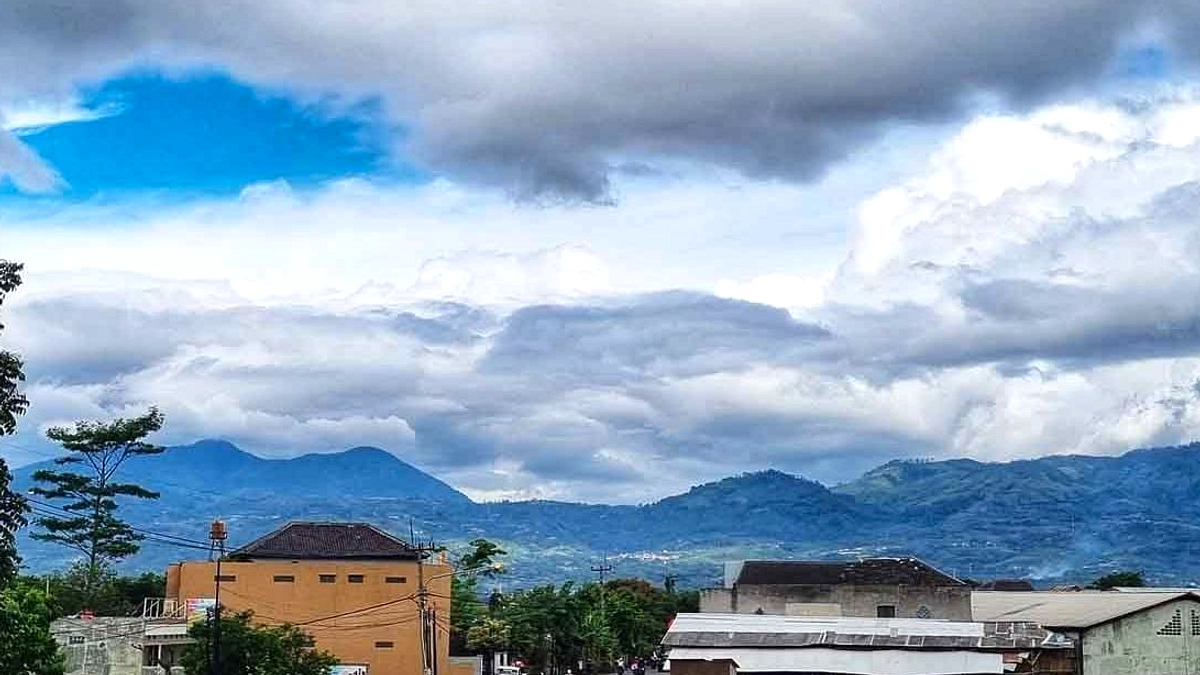 Cuaca Berawan di Bandung 13 Juni, BMKG Peringatkan Warga Pantau