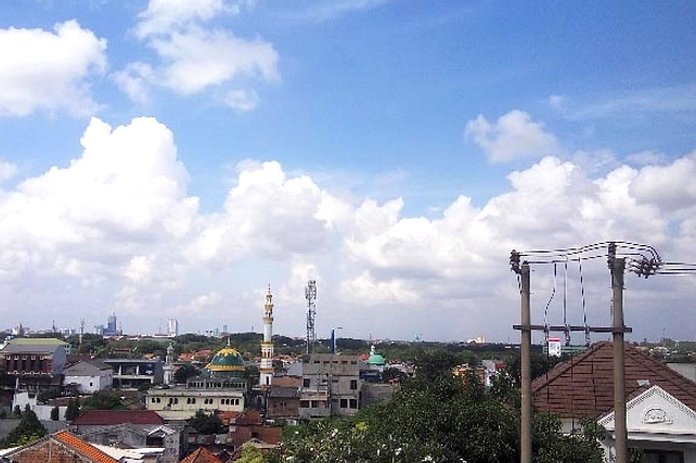 Cuaca Cerah Surabaya, Suhu 23-33°C, Kelembapan 39-92%