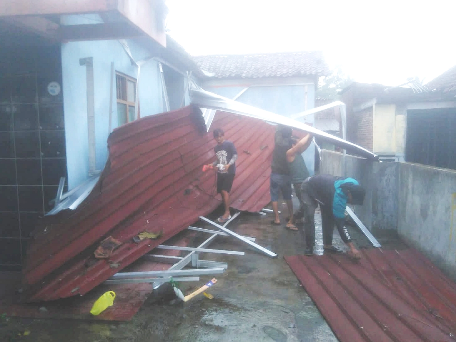 Cuaca Pamekasan: Hujan deras, angin kencang, atap runtuh