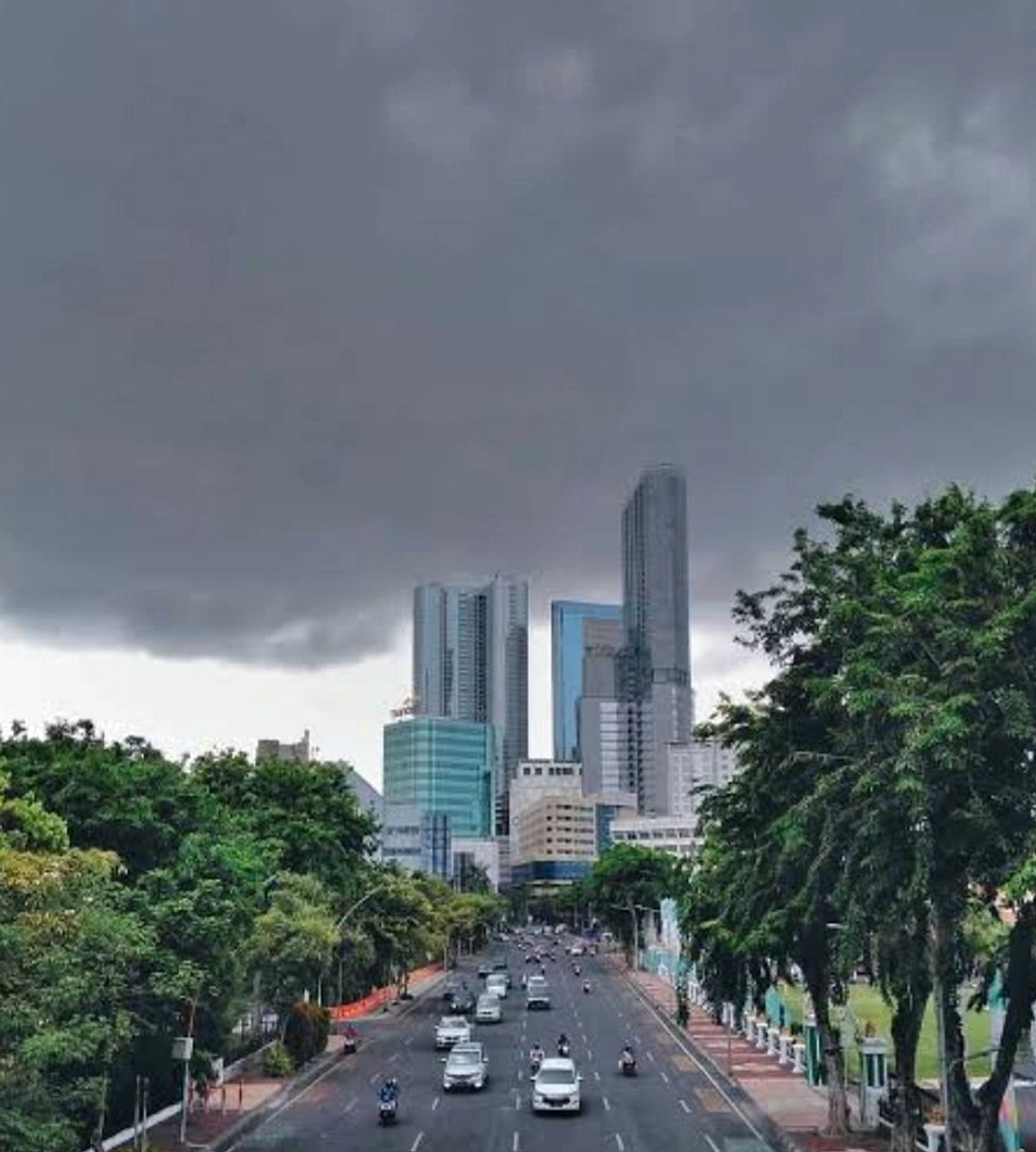 Cuaca Surabaya Hari Ini: Hujan Ringan, Kelembapan Tinggi 69-97%