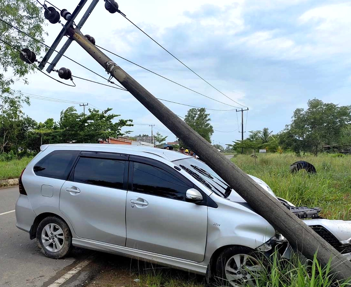 Dago Pagi Buta: Minibus Tabrak Tiang, Diduga Sopir Mabuk