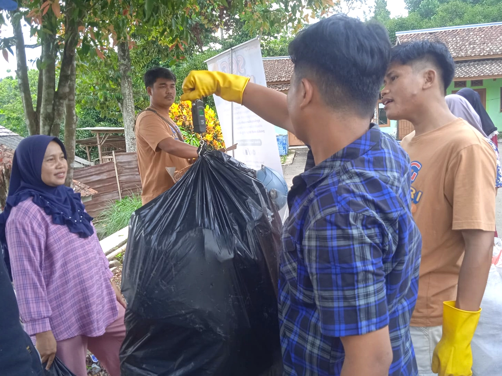 Dari Sampah Jadi Sabun: Program Waste Station Kebonmanggu