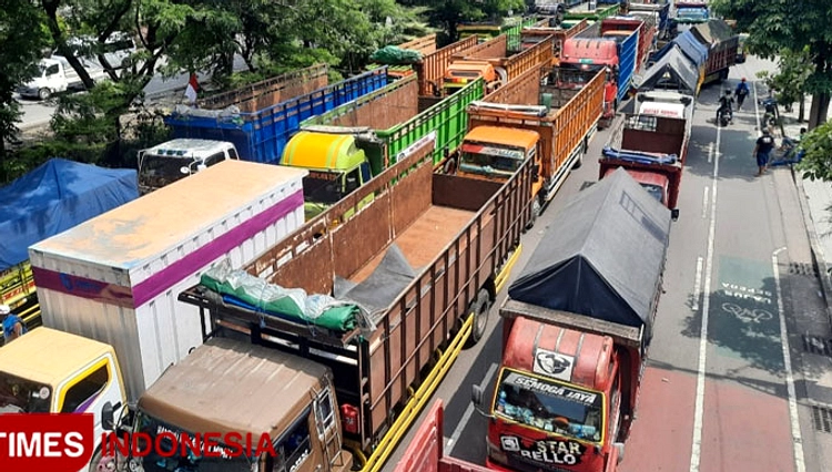 Demo Sopir Truk Tutup Jalan Jagir, Lalu Lintas Padat