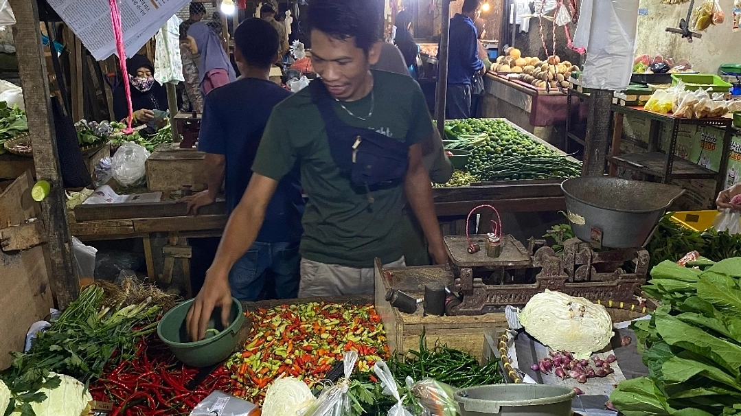 Desa Tak Pakai Dolar, Rupiah Menimpakan Harga, Peringatkan