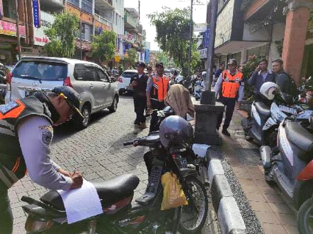 Dishub Denpasar Tegur 42 Kendaraan Parkir Sembarangan