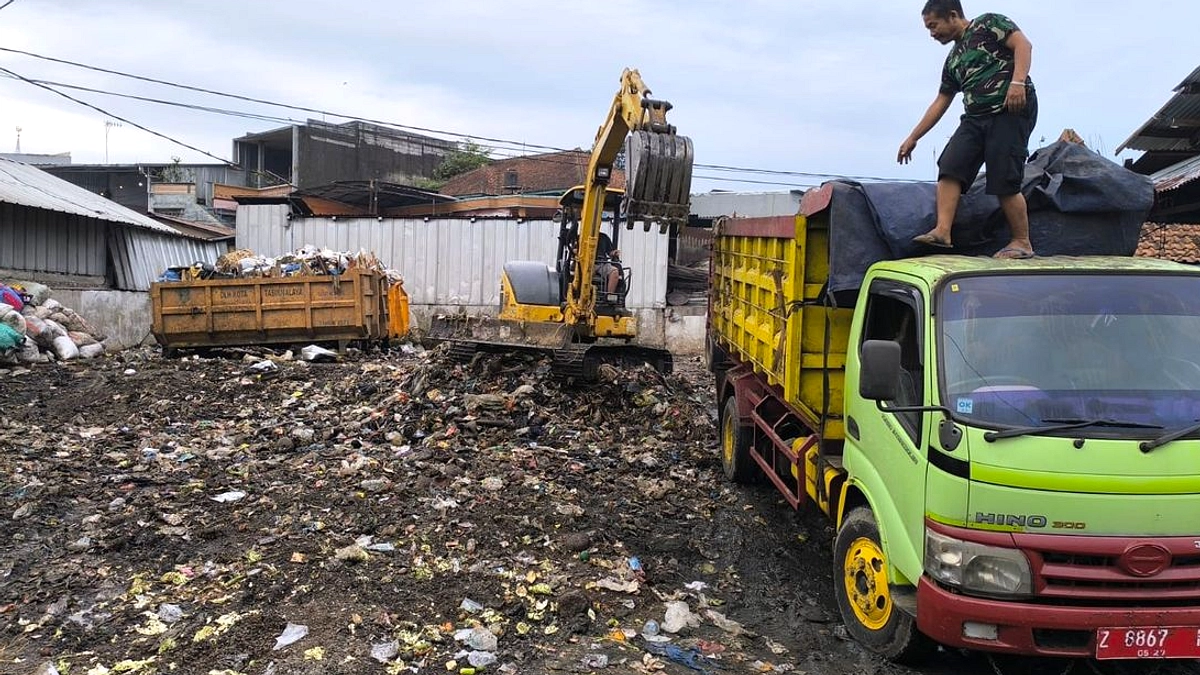 DLH Bersihkan Jalan Pasar Cikurubuk, 90 Ton Sampah Evakuasi
