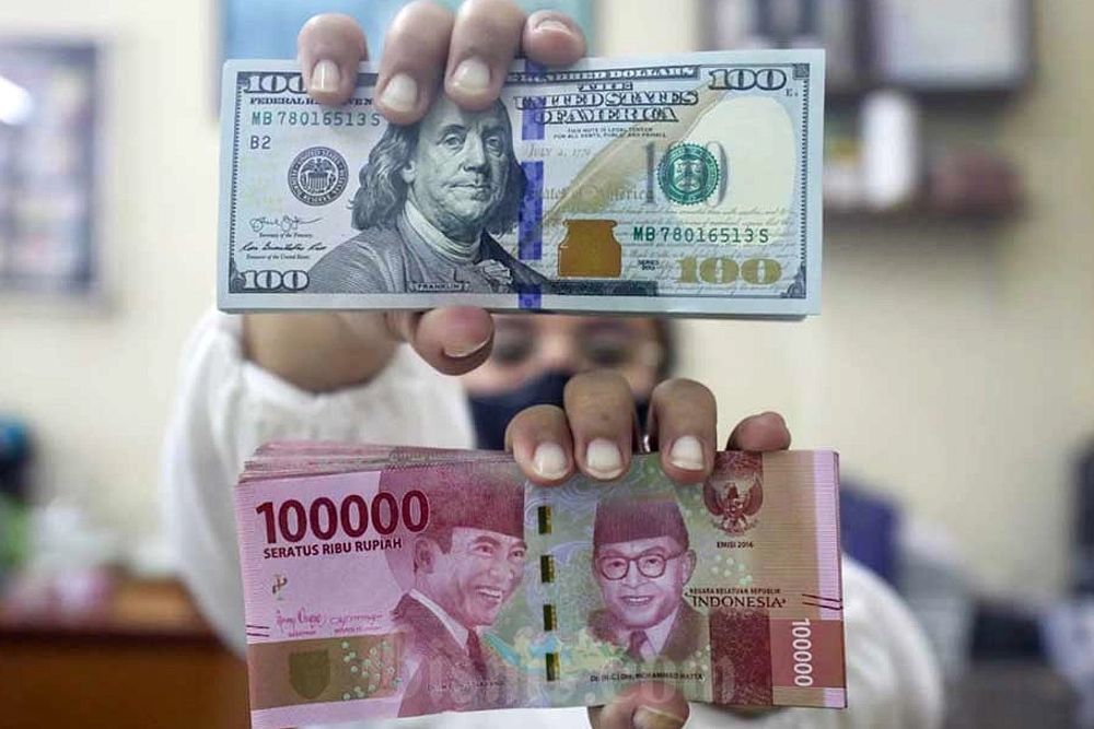 Dolar AS Tembus Rp 18.009, Rupiah Tertekan