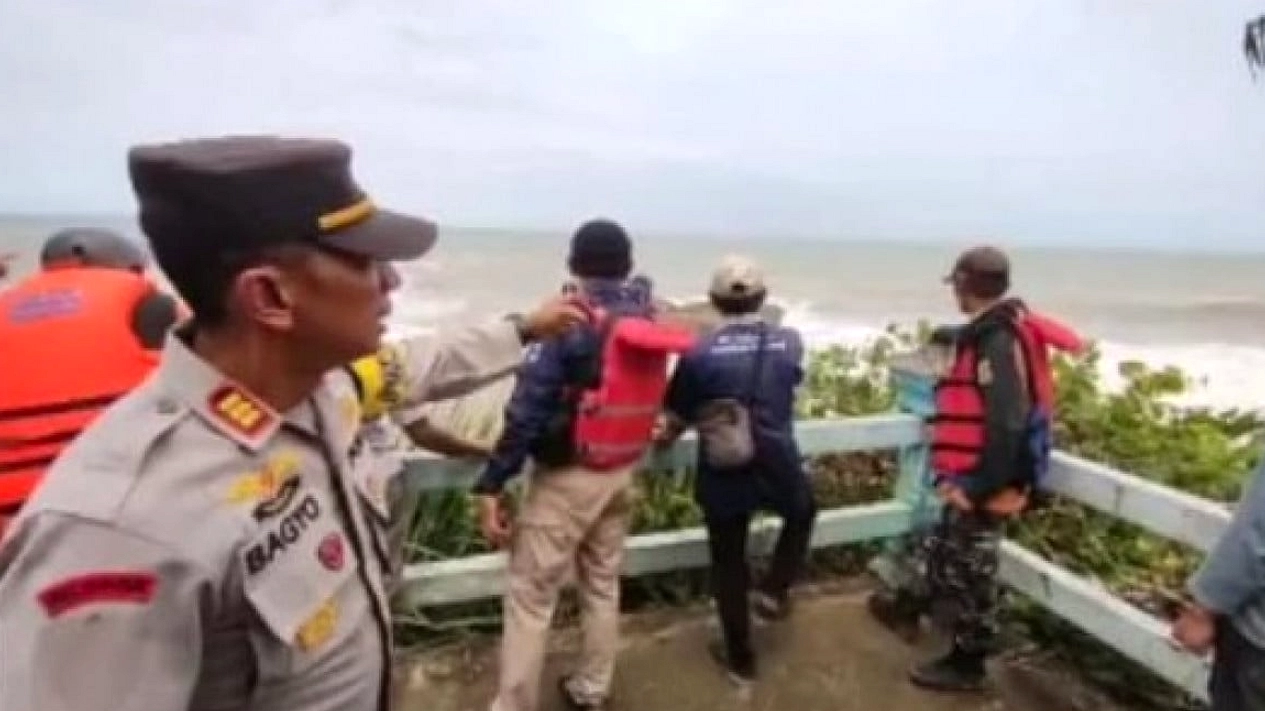 Dua Mahasiswa Hilang Saat Mandi di Sungai Maros Arus Kencang