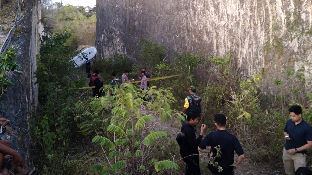 Dua Wisatawan Rusia Diselamatkan Tebing Bali Dengan Heli